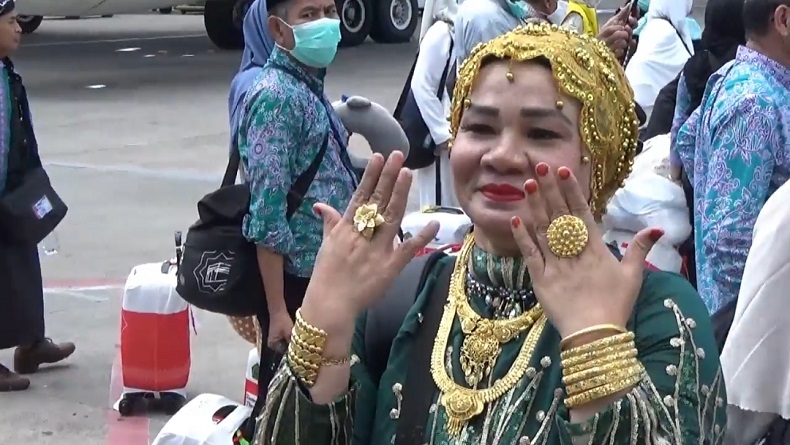Hajah Glamor Pamer Emas 100 Gram Curi Perhatian saat Tiba di Bandara Sultan Hasanuddin