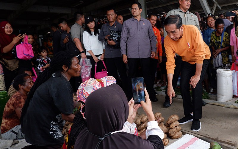 Presiden Jokowi Temui Pedagang Pasar Pharaa Jayapura - Bagian 1