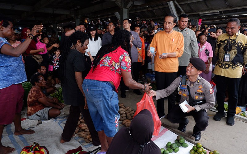 Presiden Jokowi Temui Pedagang Pasar Pharaa Jayapura - Bagian 2