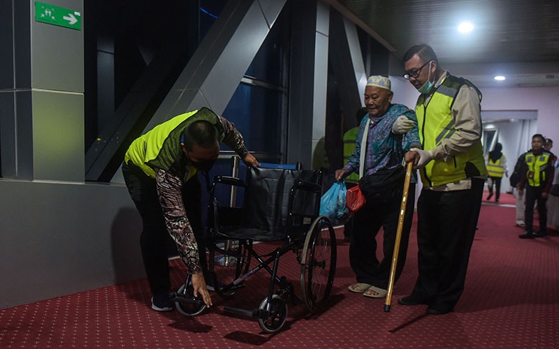 350 Jemaah Haji Kloter Pertama Debarkasi Palembang Tiba di Tanah Air - Bagian 3