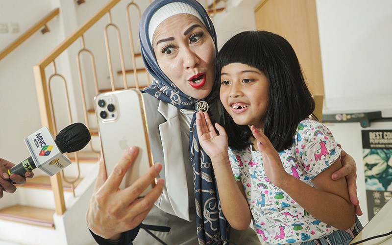 Potret Kedekatan Venna Melinda dengan Putri Bungsu di Tengah Kesibukan - Bagian 1