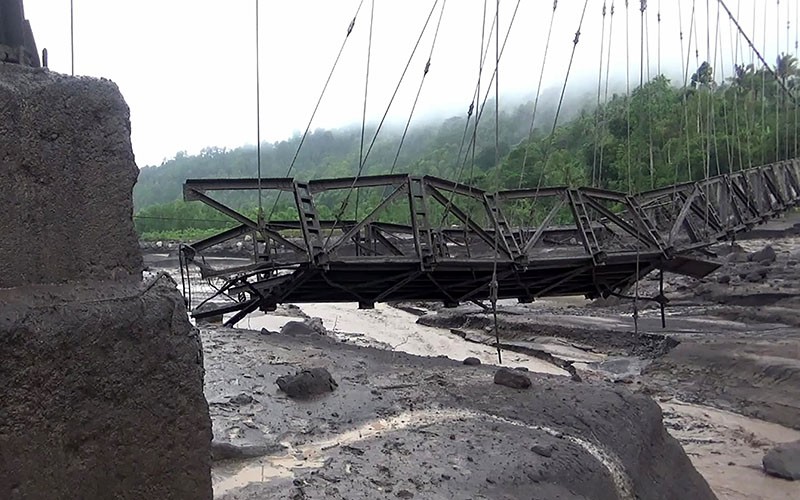 Kondisi Sejumlah Jembatan Putus Diterjang Banjir Lahar Hujan Gunung Semeru - Bagian 1