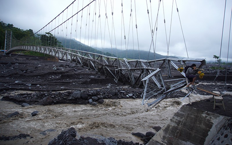 Warga Nekat Lewati Jembatan Gantung Putus Diterjang Banjir Lahar Hujan Gunung Semeru - Bagian 3