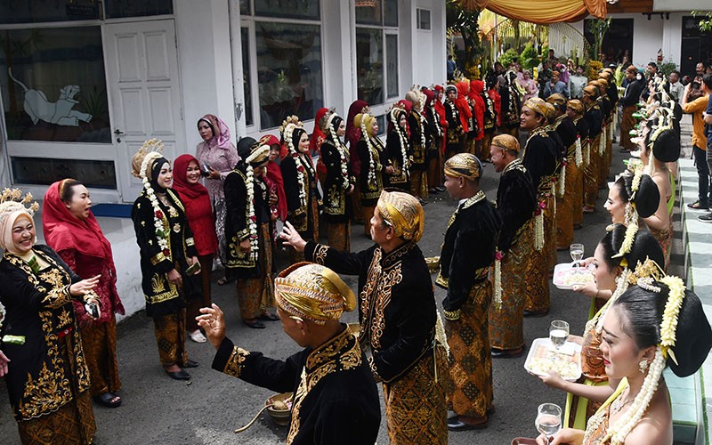 Belasan Pasangan Nikah Massal Meriahkan HUT ke-105 Kota Madiun - Bagian 1