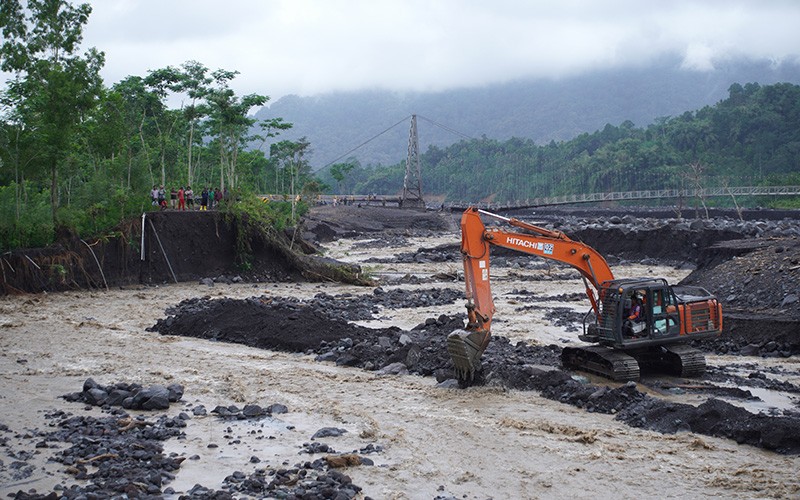 Perbaikan Jalur Aliran Lahar Gunung Semeru - Bagian 1