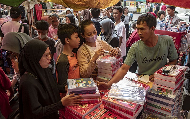 Jelang Tahun Ajaran Baru 2023, Pedagang Perlengkapan Sekolah Diserbu Pembeli - Bagian 2