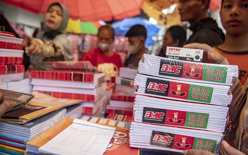 Jelang Tahun Ajaran Baru 2023, Pedagang Perlengkapan Sekolah Diserbu Pembeli - Bagian 1