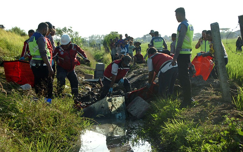 Penampakan Bus Agra Mas Kecelakaan di Tol Pejagan-Pemalang, 2 Orang Meninggal - Bagian 3