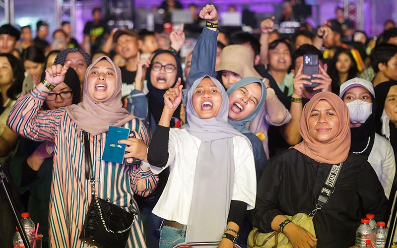 Keseruan Penggemar Nyanyi Bareng Rizky Febian - Bagian 2