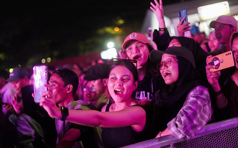 Keseruan Penggemar Nyanyi Bareng Rizky Febian - Bagian 3