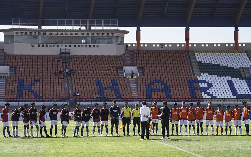 Jokowi Cek Renovasi Stadion Si Jalak Harupat dan Seleksi Timnas U-17 - Bagian 3