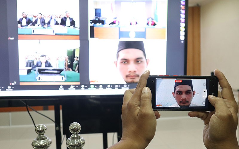 Penampakan Eks Peneliti BRIN Sidang Perdana Kasus Ujaran Kebencian - Bagian 1
