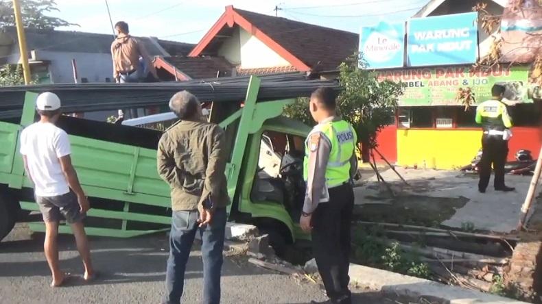 Kecelakaan di Jombang, Truk Terperosok ke Parit gegara Sopir Sakit Lambung