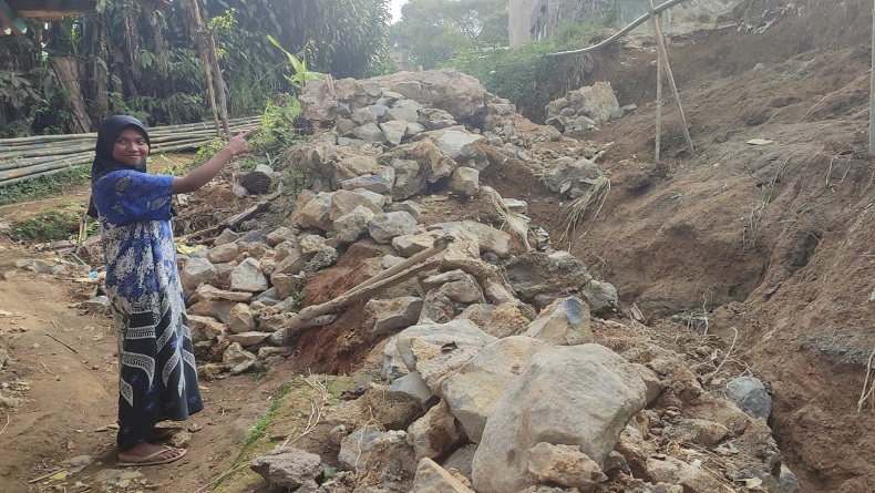 TPT Lapang Cijagung Sukabumi Belum Diperbaiki, Warga Khawatir Longsor Susulan