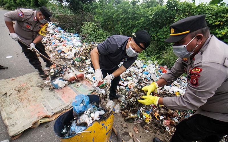 Anggota Polri Serentak Bersihkan Sampah di Seluruh Indonesia - Bagian 1