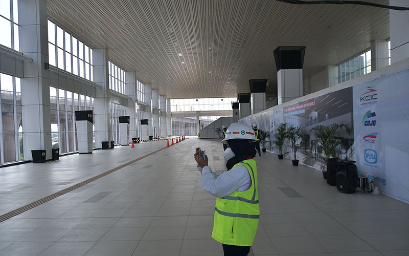 Pembangunan Skybridge Stasiun LRT dan Stasiun Halim KCJB  - Bagian 1
