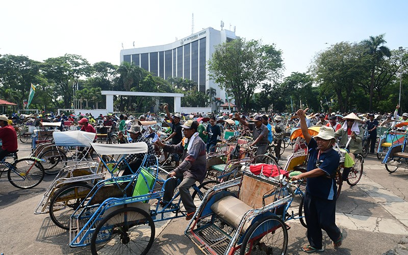 Petrokimia Gresik Berbagi Berkah untuk Tukang Becak dan Masyarakat Sekitar Perusahaan - Bagian 3