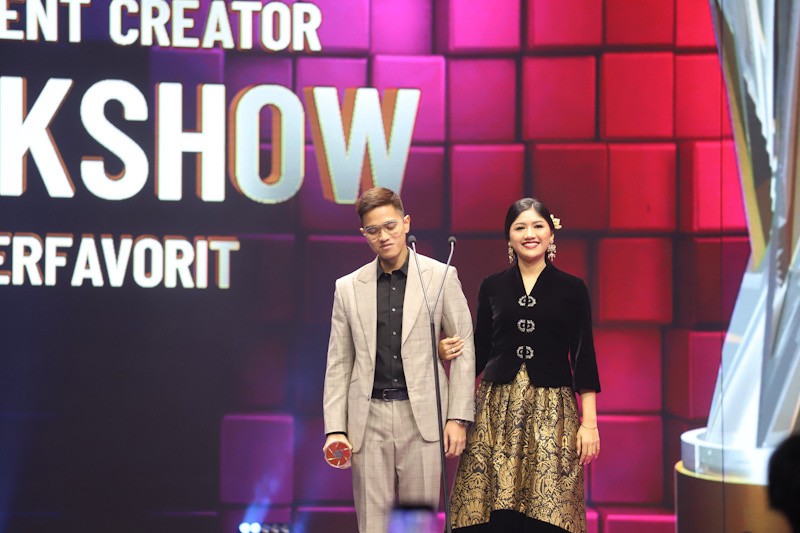 Foto Kaesang Digandeng Sang Istri Terima Penghargaan Content Creator Talkshow Terfavorit - Bagian 1