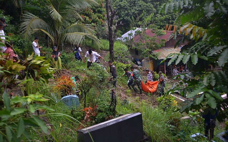 Jenazah Keluar dari Makam akibat Longsor di Kota Padang - Bagian 1