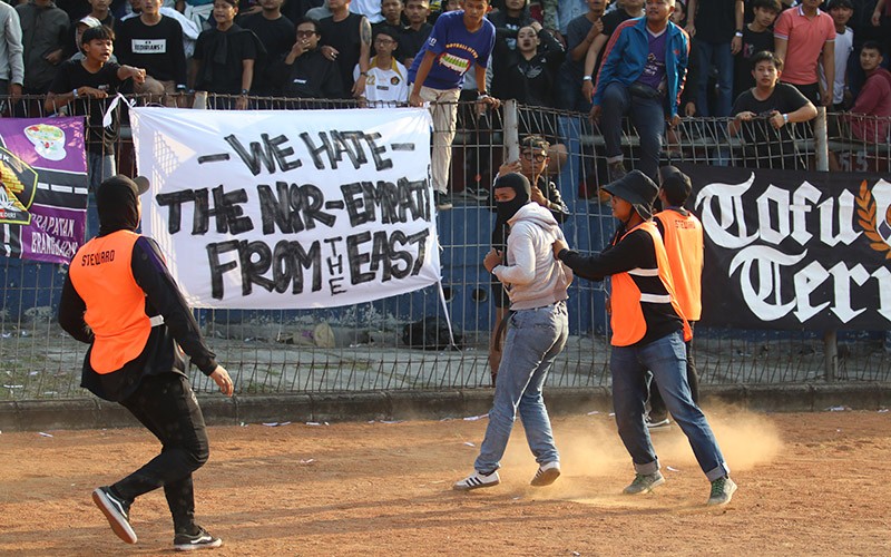 Keributan Suporter Arema FC dan Persik Kediri - Bagian 3