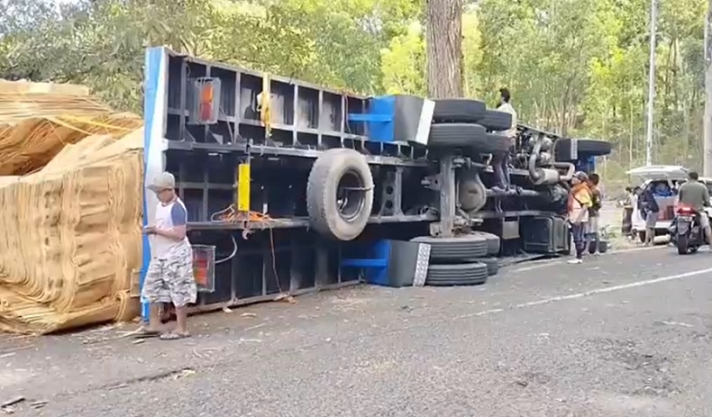 Detik-detik Truk Fuso Terguling di Pacitan hingga Sopir dan Kernet Terluka