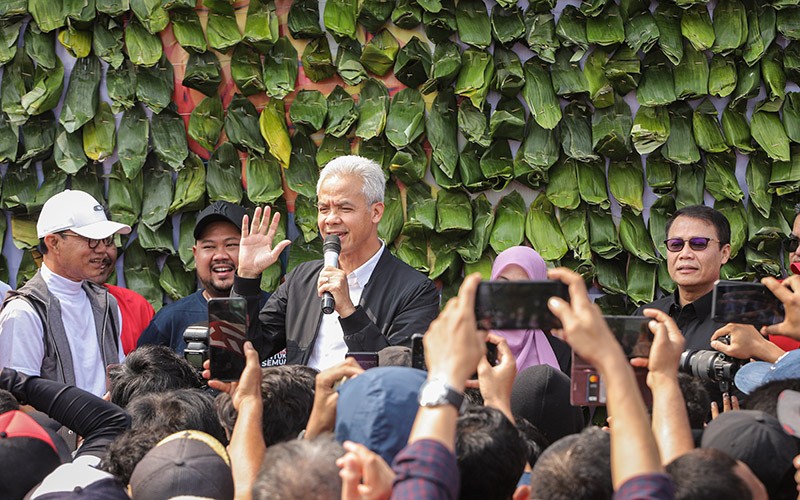 Ganjar Bagikan 2.024 Nasi Krawu Khas Gresik untuk Relawan - Bagian 3