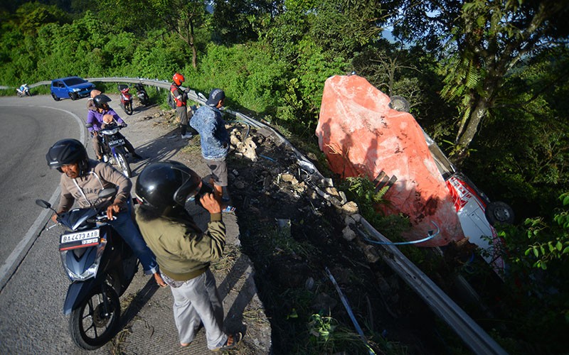 Bus Masuk Jurang di Sitinjau Lauik Padang - Bagian 1