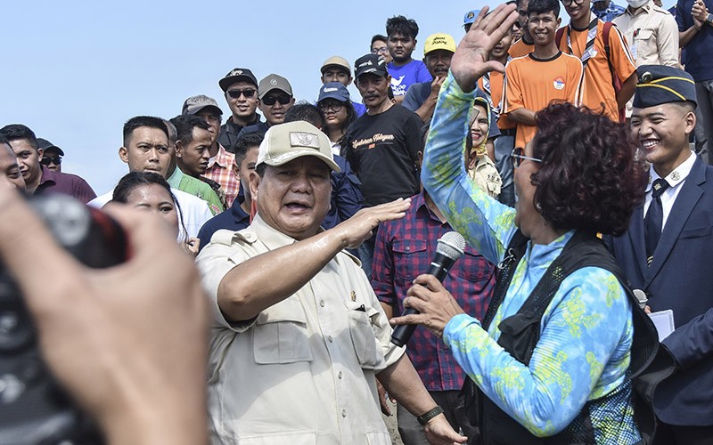 Prabowo dan Susi Pudjiastuti Kompak Bantu Nelayan Pangandaran hingga Lepas Tukik - Bagian 3