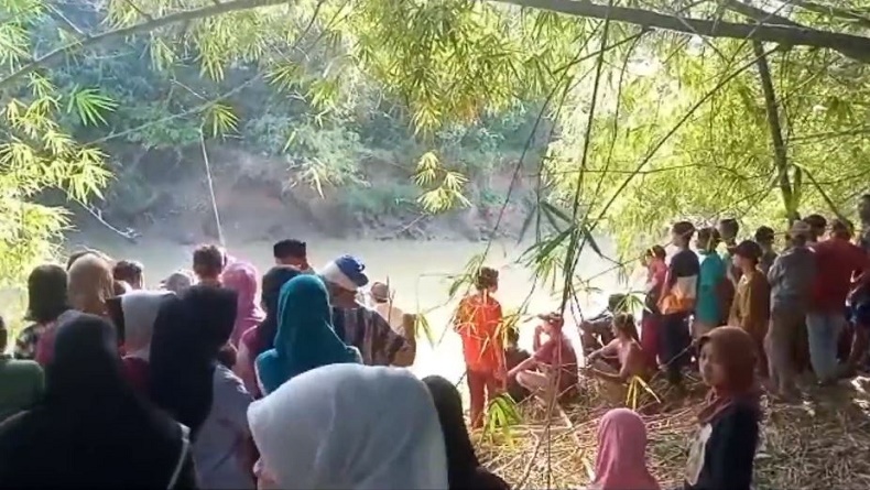 Ngeri, Buaya Bawa Mayat di Mulut Jadi Tontonan Warga Pandeglang