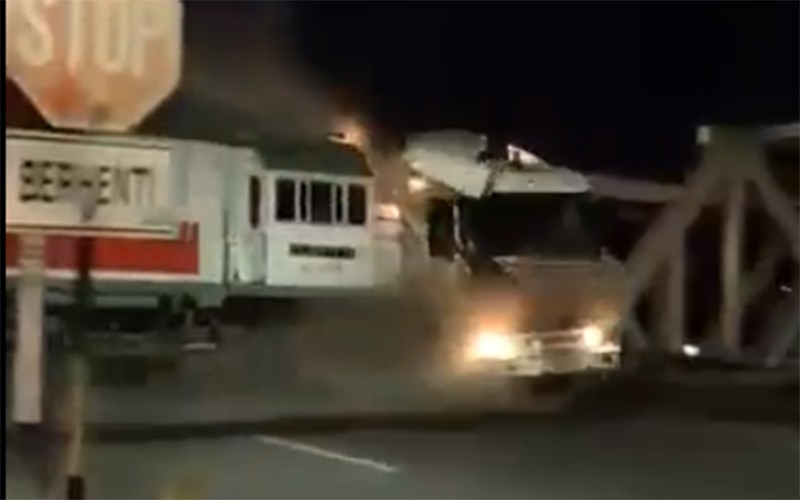 Kereta Api Tabrak Truk hingga Meledak di Semarang - Bagian 3