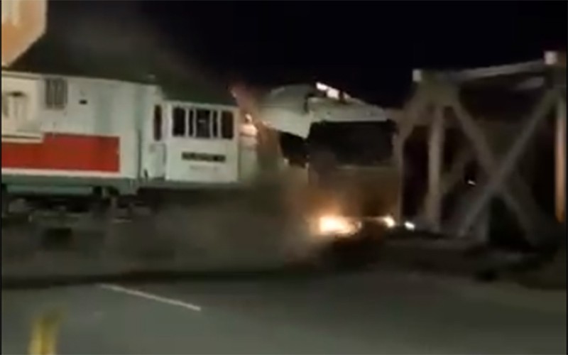 Kereta Api Tabrak Truk hingga Meledak di Semarang - Bagian 2