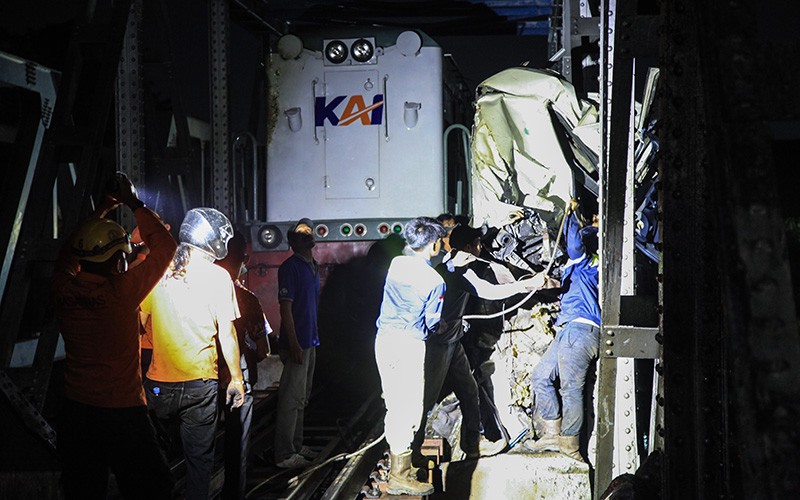 Evakuasi Bangkai Truk Tronton Ditabrak Kereta KA Brantas - Bagian 1