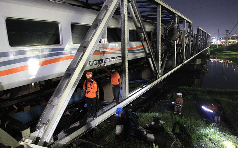 Begini Kondisi Masinis setelah Kereta Tabrak Truk Tronton di Semarang - Bagian 1