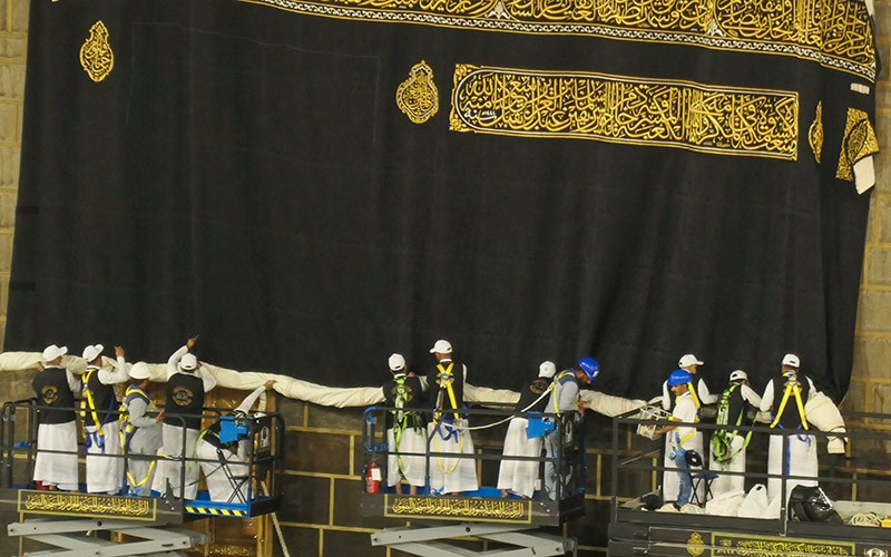 Melihat Proses Penggantian Kiswah Kain Penutup Ka'bah Setiap Tahun Baru Islam - Bagian 2