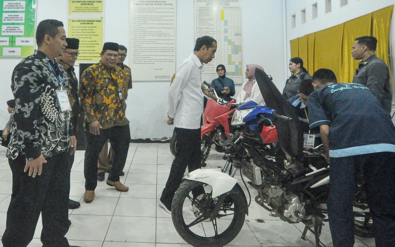 Jokowi Tambah Perlengkapan Bengkel Kendaraan untuk Praktik SMK di Bengkulu - Bagian 1
