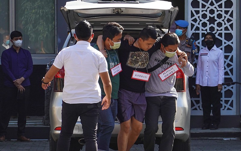 4 Oknum Polisi Ikuti Rekonstruksi Kasus Tahanan Tewas di Sel Polresta Banyumas - Bagian 1