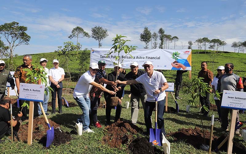 Kembangkan Ekonomi Kelompok Tani Hutan, Astra Financial Tanam 6.600 Pohon di Bogor - Bagian 4