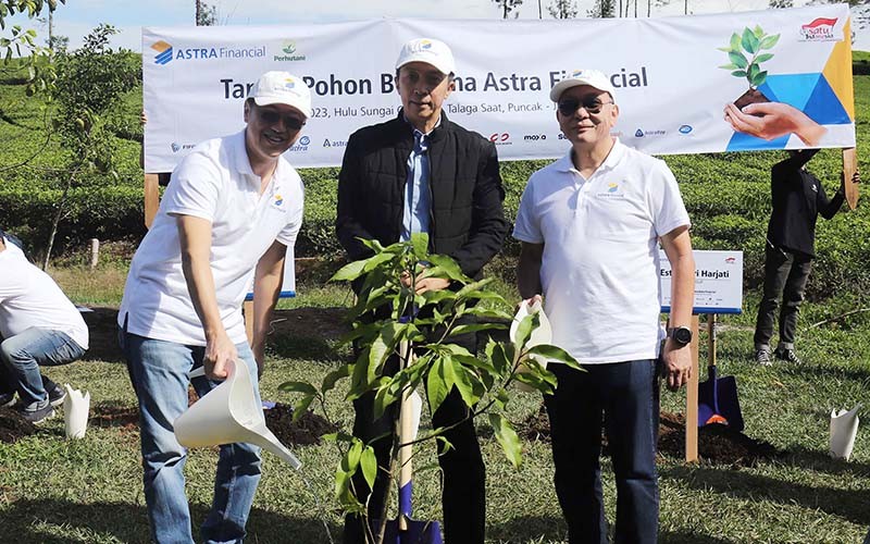 Kembangkan Ekonomi Kelompok Tani Hutan, Astra Financial Tanam 6.600 Pohon di Bogor - Bagian 1