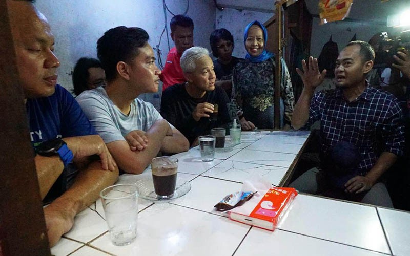 Momen Ganjar-Gibran Ngopi Bareng Dengar Curhatan Pedagang Pasar di Bogor - Bagian 1