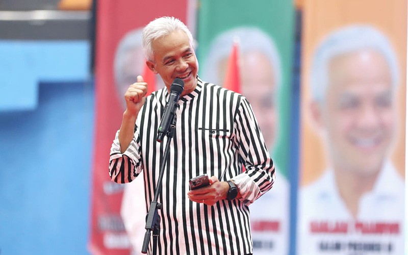 Berbaju Garis-Garis Hitam Putih, Ganjar Hadiri Konsolidasi Lintas Parpol Pendukung - Bagian 2