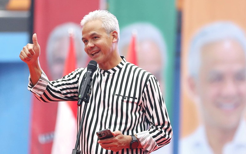 Berbaju Garis-Garis Hitam Putih, Ganjar Hadiri Konsolidasi Lintas Parpol Pendukung - Bagian 1