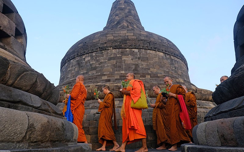 Ratusan Biksu Meditasi Mengelilingi Candi Borobudur - Bagian 3