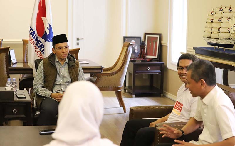TGB Temui Relawan Jokowi yang Kini Mendukung Bacapres Ganjar Pranowo - Bagian 1