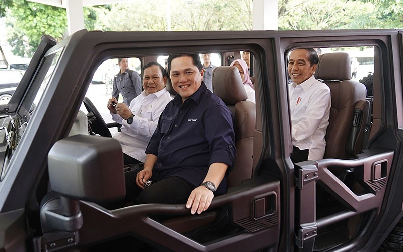 Momen Jokowi, Prabowo dan Erick Thohir Naik Maung 4x4 Pindad - Bagian 2