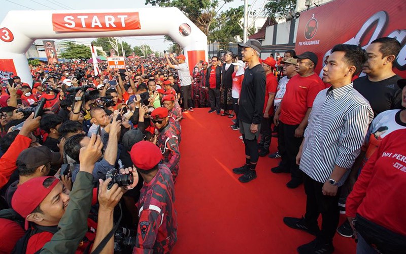 Penampilan Gibran Berbaju Garis-Garis Hitam Putih Dampingi Ganjar di Solo - Bagian 2