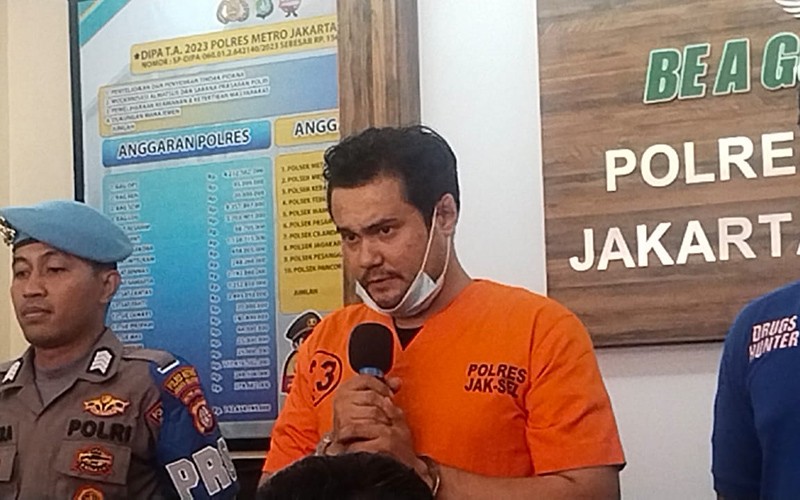 Tampang Bobby Joseph Tertunduk Minta Maaf Terlibat Kasus Narkoba Tembakau Sintetis - Bagian 1