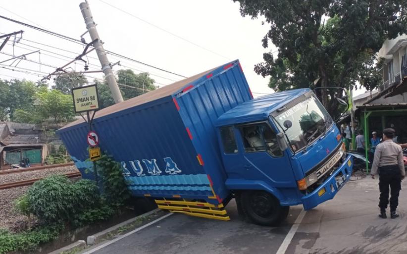 Gegara Truk Tabrak Tiang KRL di Pesanggrahan, Penumpang Kereta Terlantar - Bagian 2