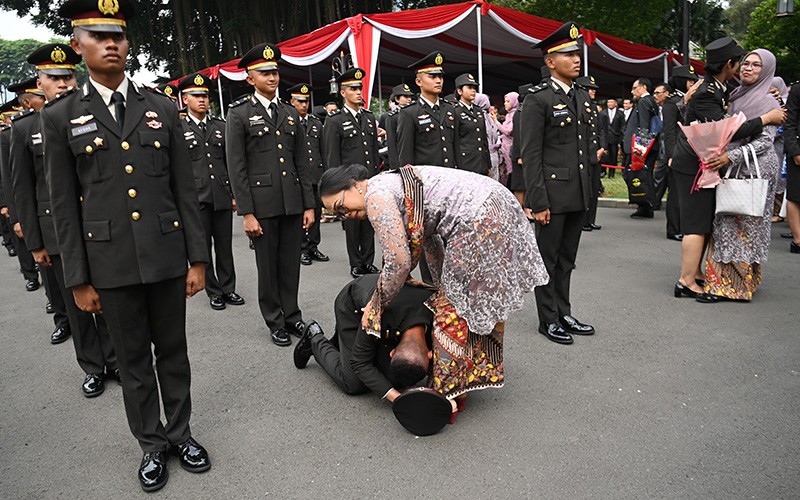 Momen Perwira TNI-Polri Cium Kaki Ibu usai Dilantik Presiden Jokowi - Bagian 1