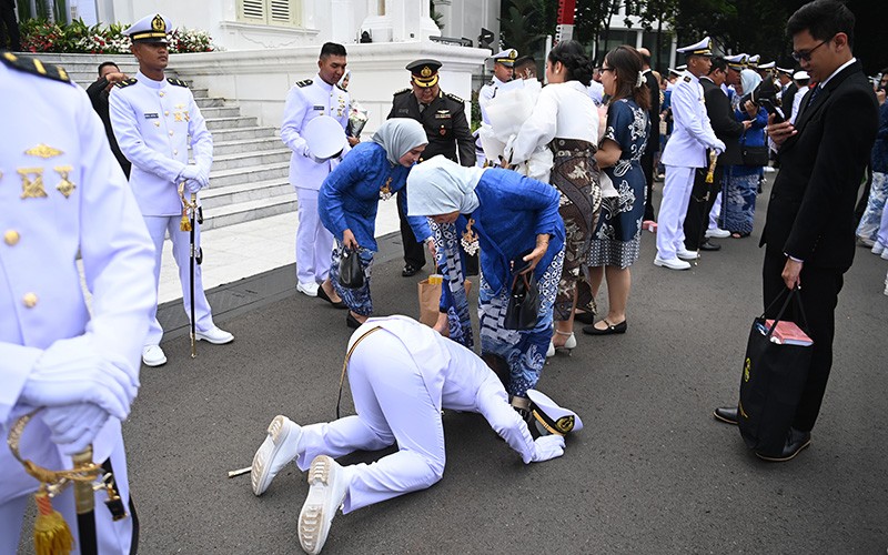 Momen Perwira TNI-Polri Cium Kaki Ibu usai Dilantik Presiden Jokowi - Bagian 2