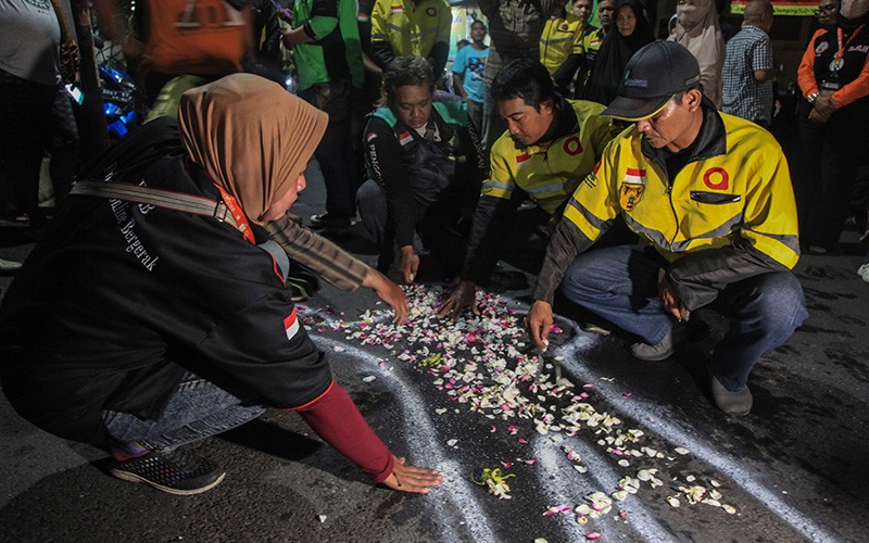Tabur Bunga-Doa Bersama di Lokasi Pembunuhan Sopir Taksi Online Semarang - Bagian 1
